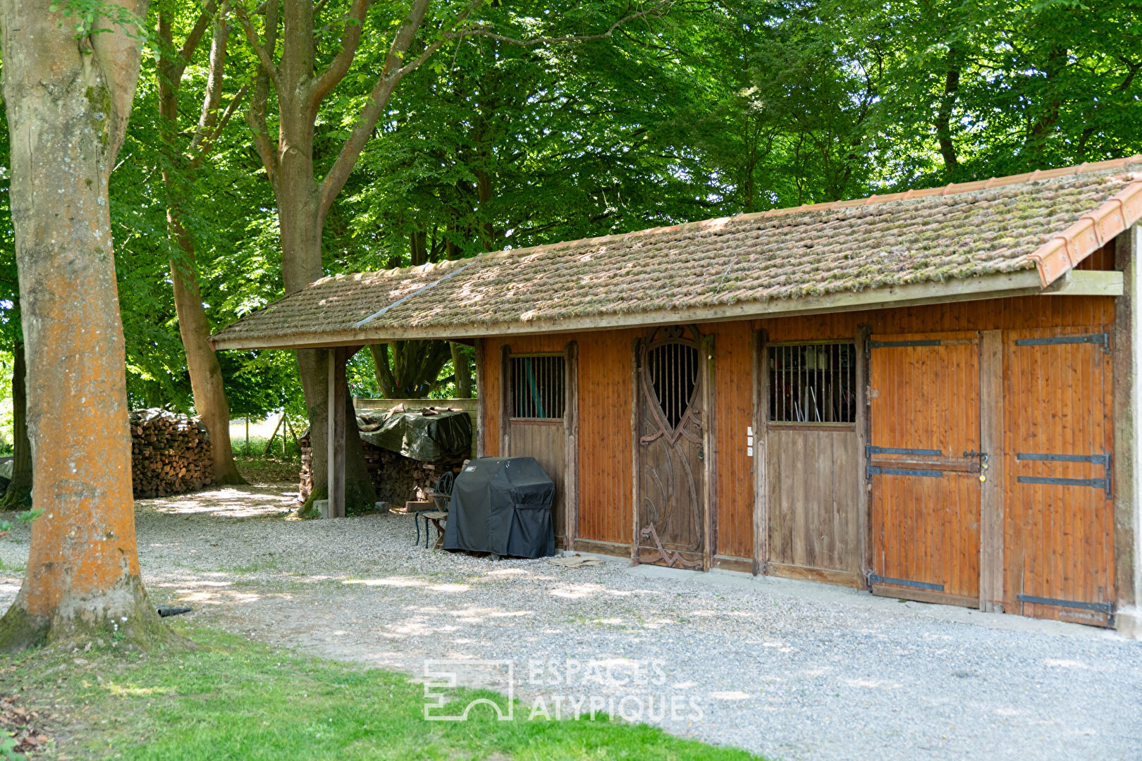 Élégante propriété normande avec gîte et terrain constructible