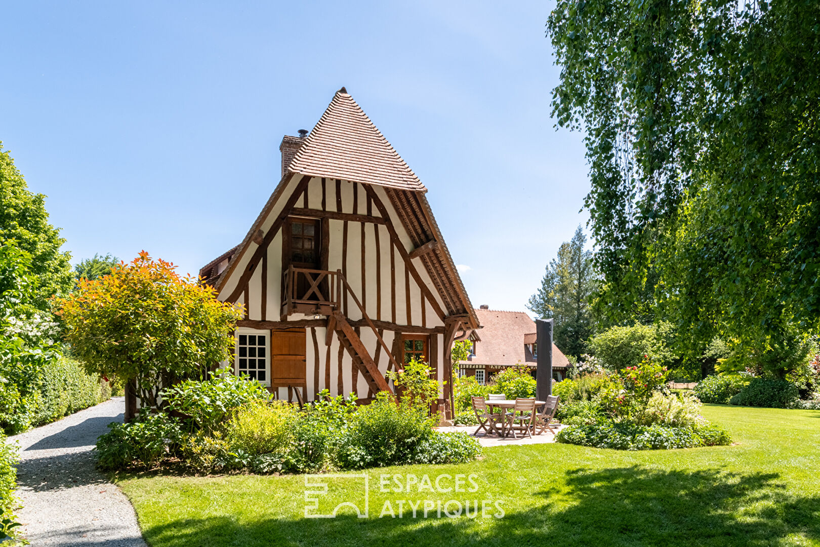 Élégante propriété normande avec gîte et terrain constructible