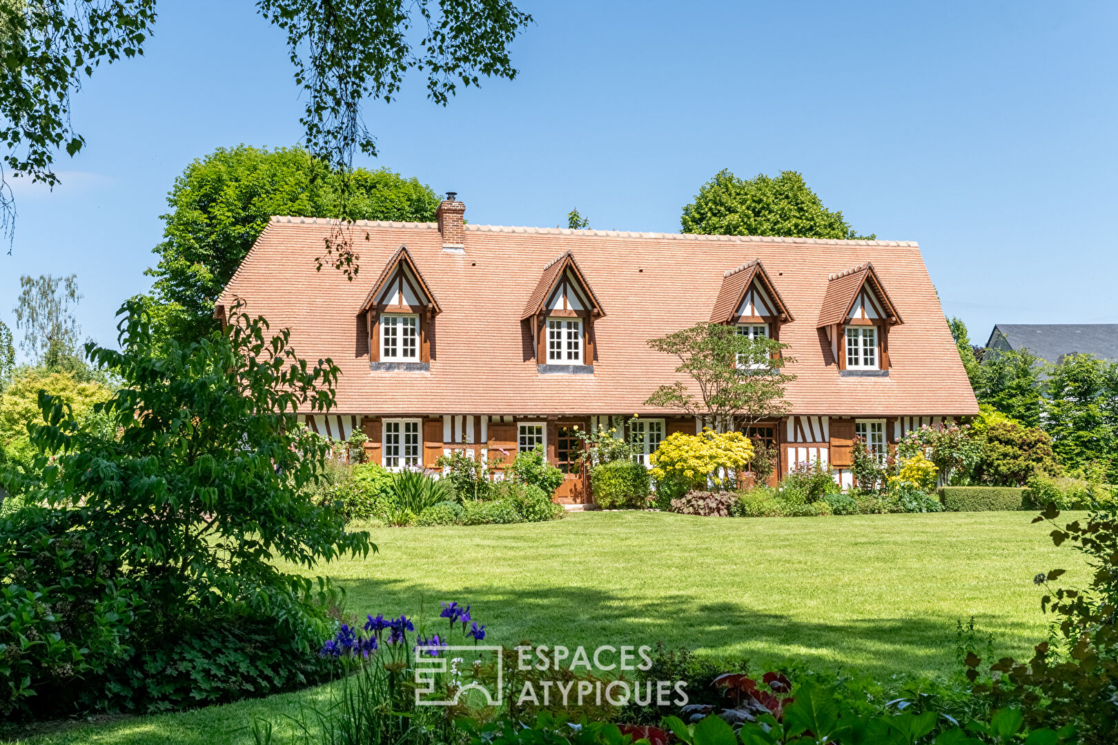 Élégante propriété normande avec gîte et terrain constructible