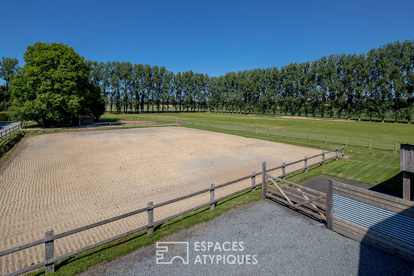 Ancien bâtiment agricole rénové par un architecte avec domaine équestre