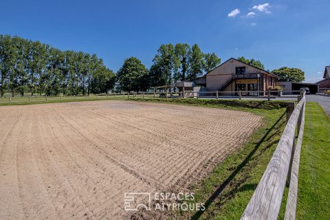 Ancien bâtiment agricole rénové par un architecte avec domaine équestre