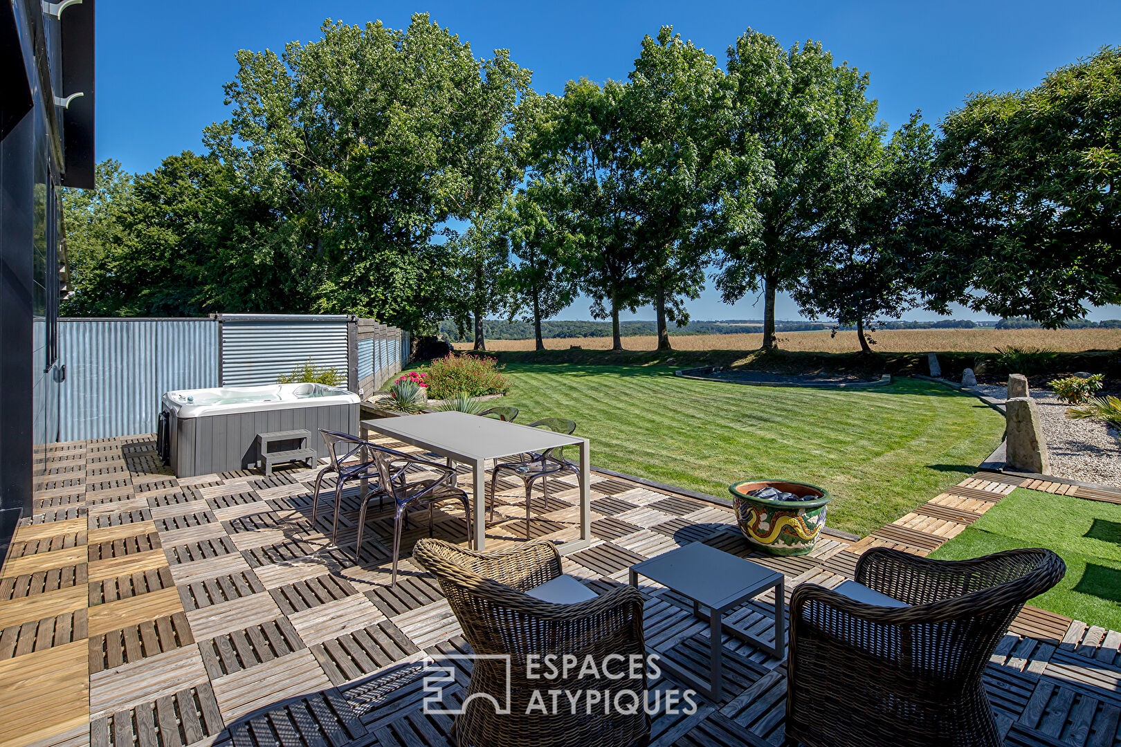 Ancien bâtiment agricole rénové par un architecte avec domaine équestre