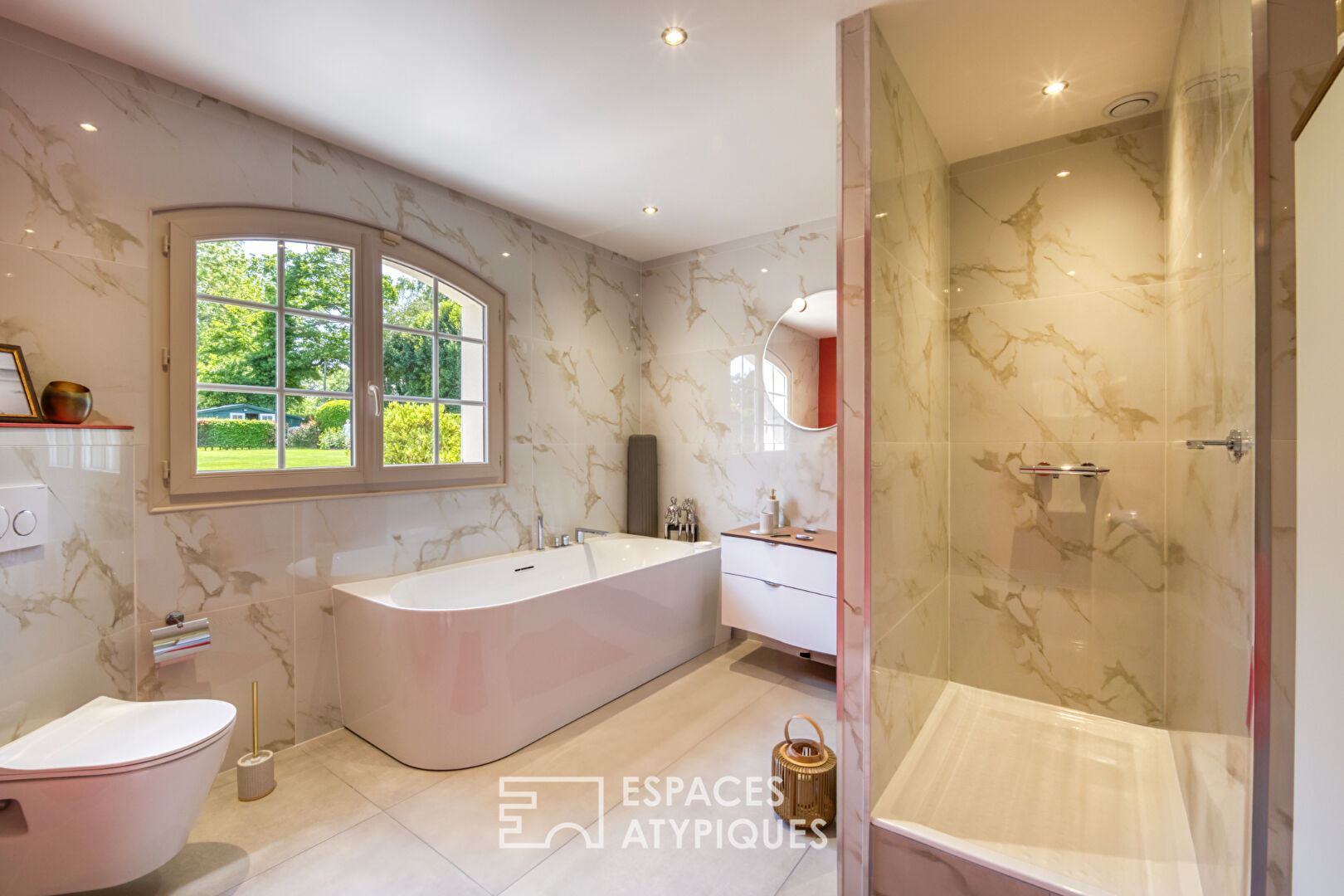 Belle maison contemporaine avec jardin et garage