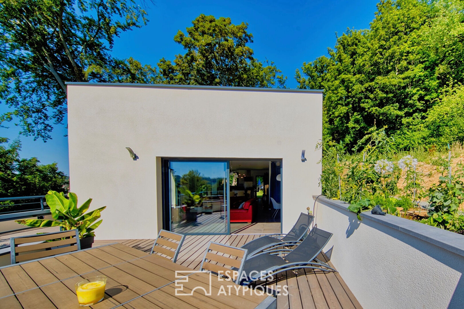 Maison d’architecte avec vue dominante en lisière de bois