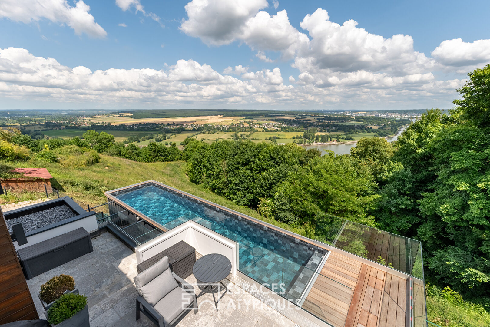 Maison d’architecte avec piscine et vue panoramique sur les boucles de Seine