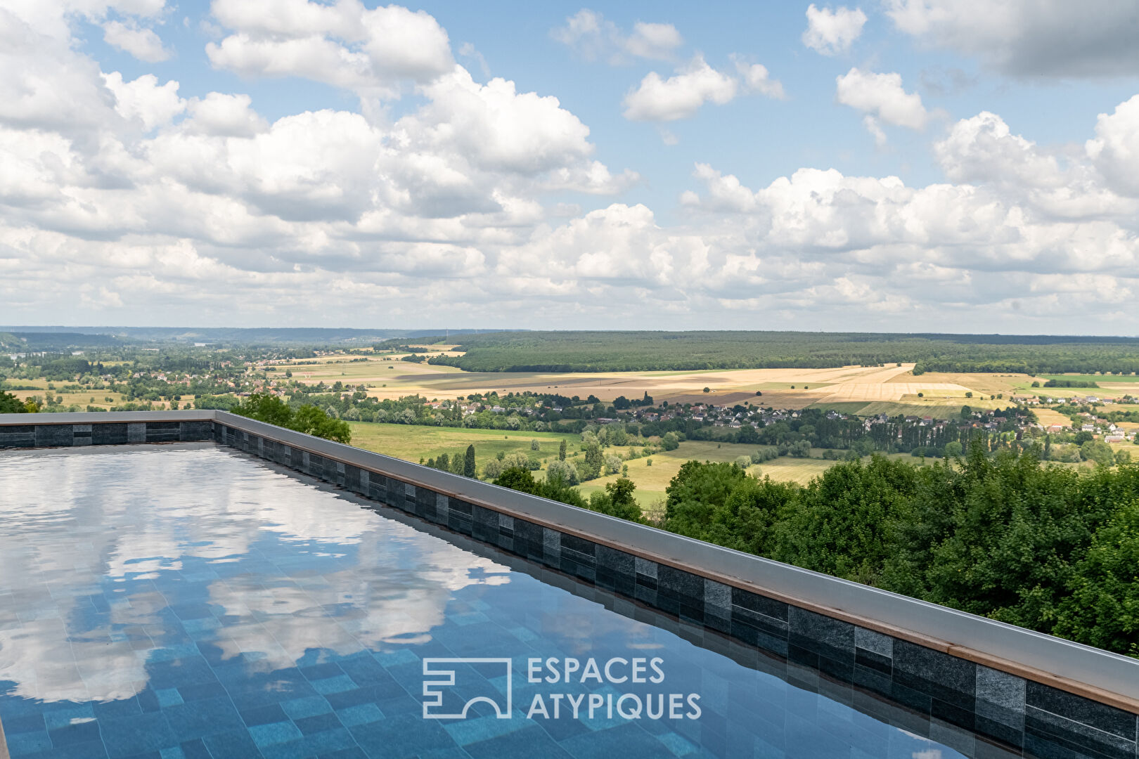 Maison d’architecte avec piscine et vue panoramique sur les boucles de Seine