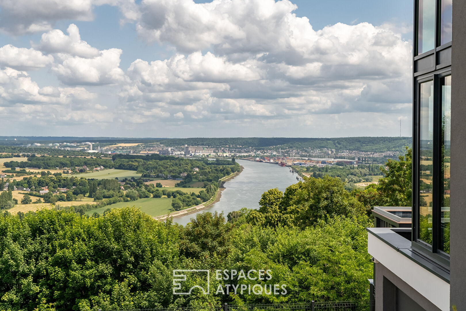Maison d’architecte avec piscine et vue panoramique sur les boucles de Seine