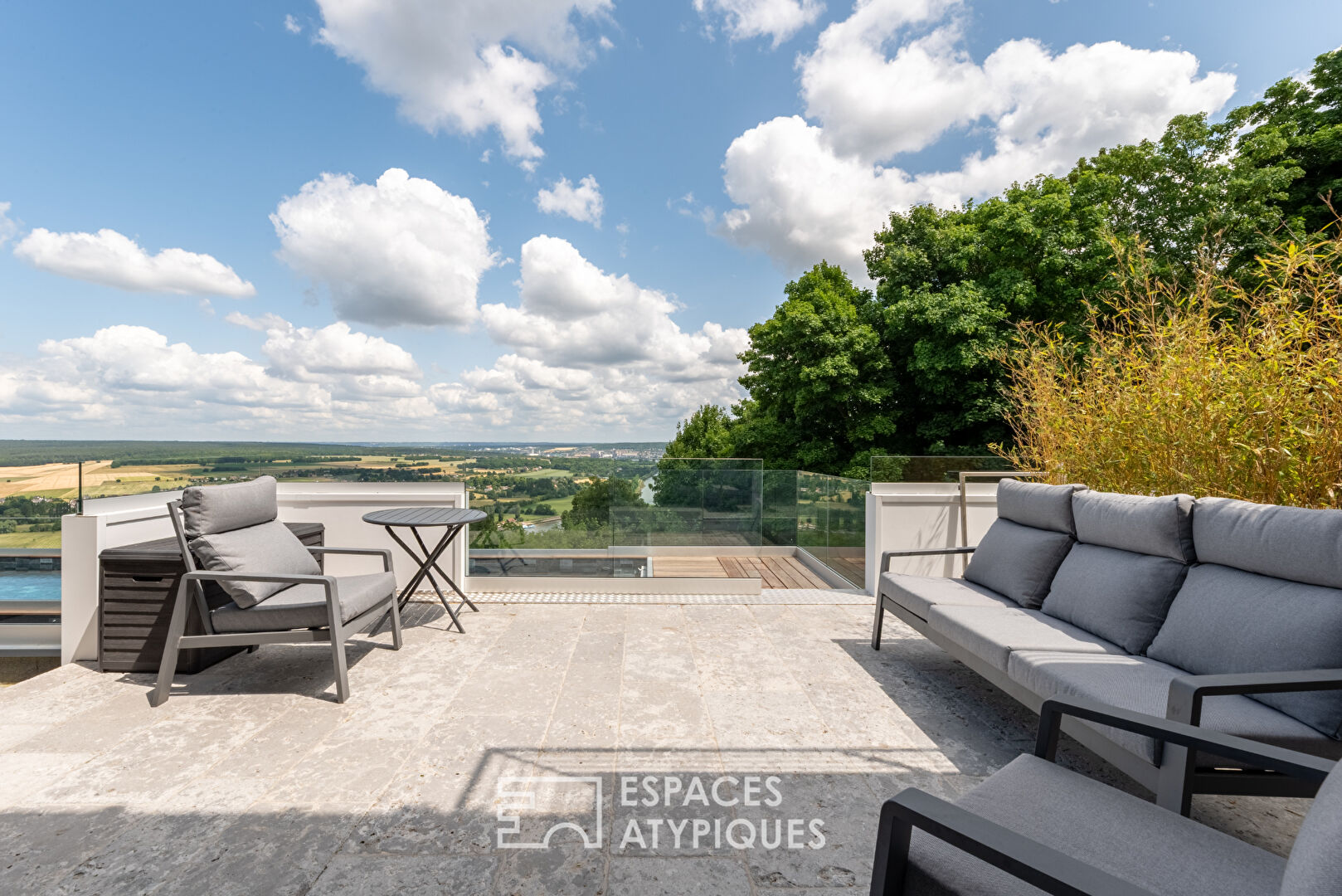 Maison d’architecte avec piscine et vue panoramique sur les boucles de Seine