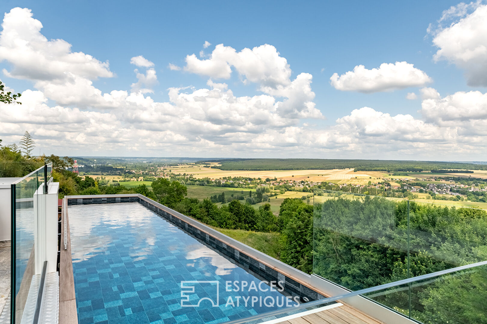 Maison d’architecte avec piscine et vue panoramique sur les boucles de Seine
