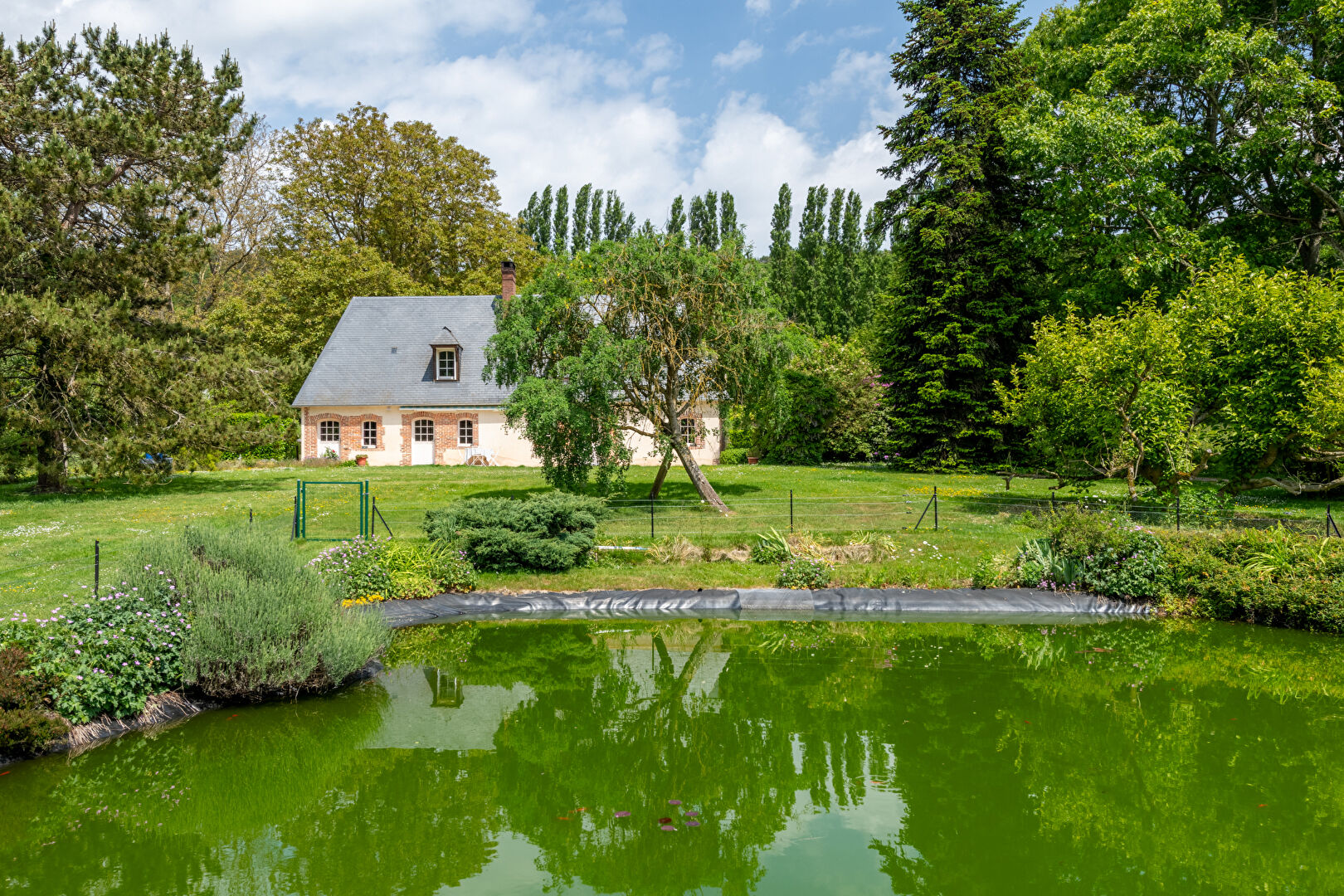 Normande de charme et ses dépendances dans l’un des plus beaux villages de France