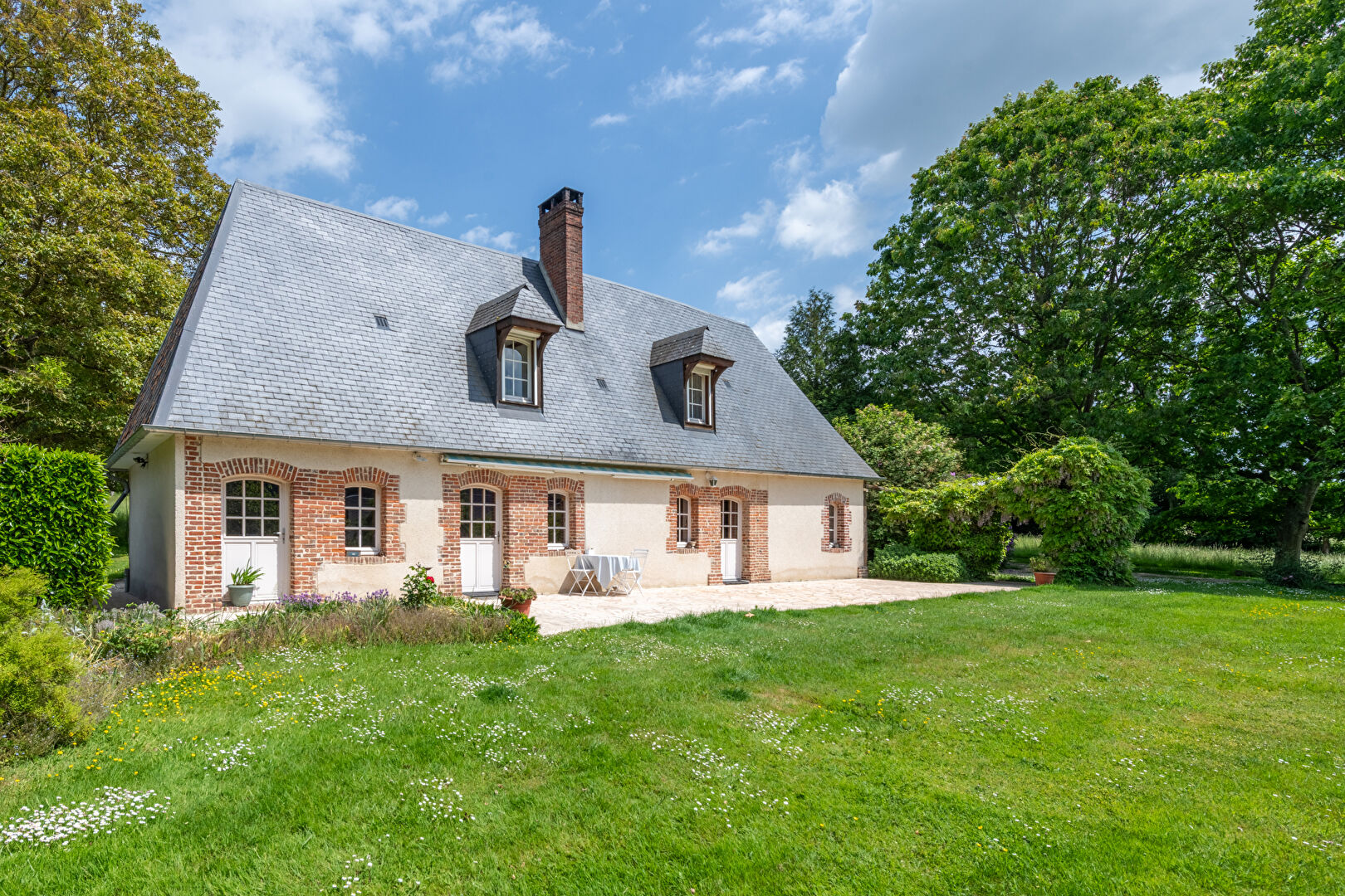 Normande de charme et ses dépendances dans l’un des plus beaux villages de France