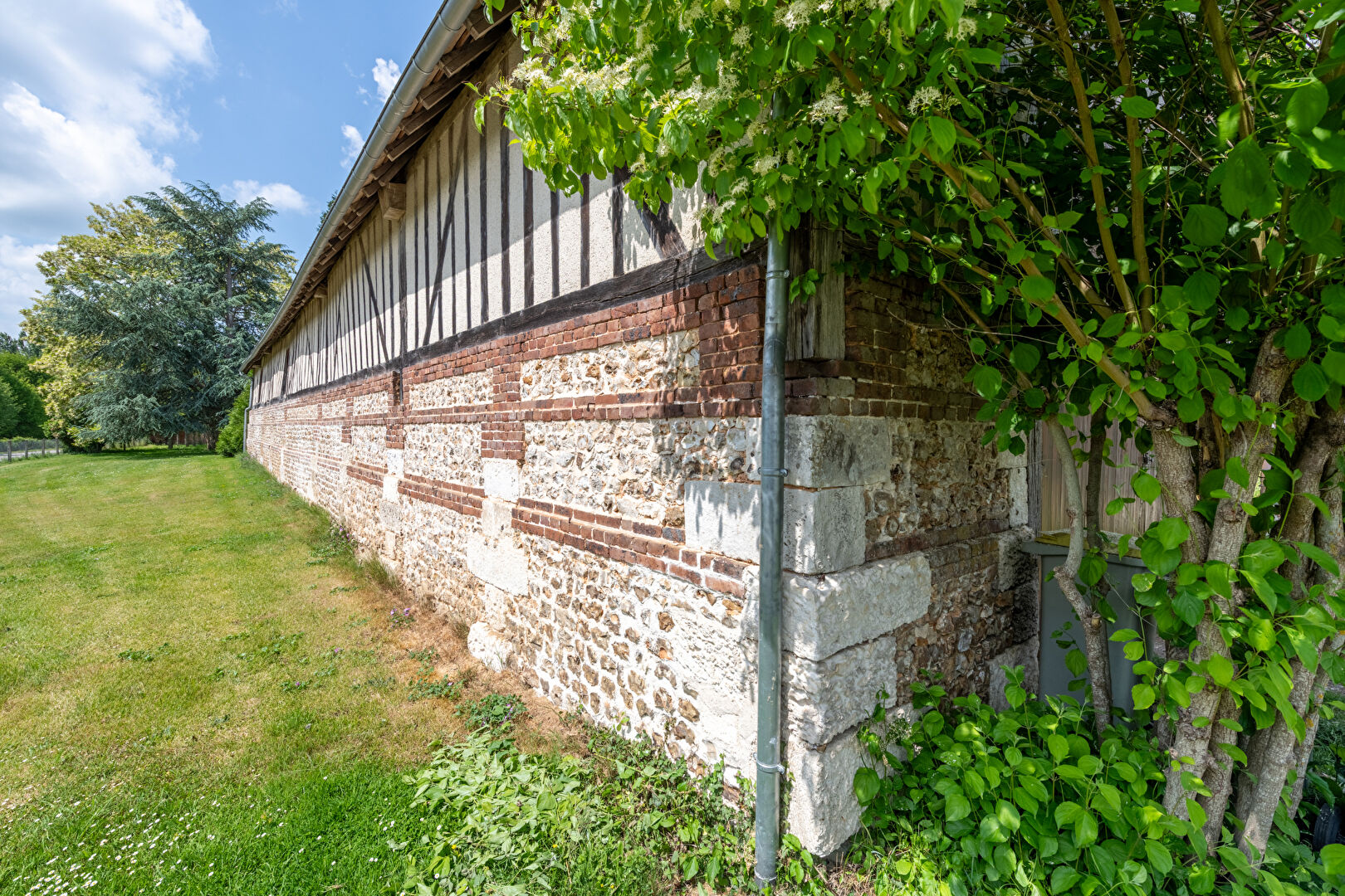 Normande de charme et ses dépendances dans l’un des plus beaux villages de France