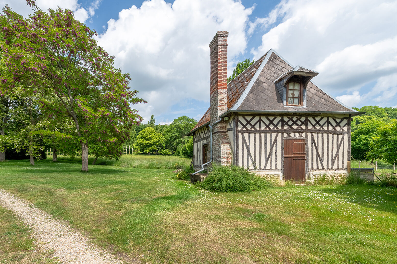Normande de charme et ses dépendances dans l’un des plus beaux villages de France