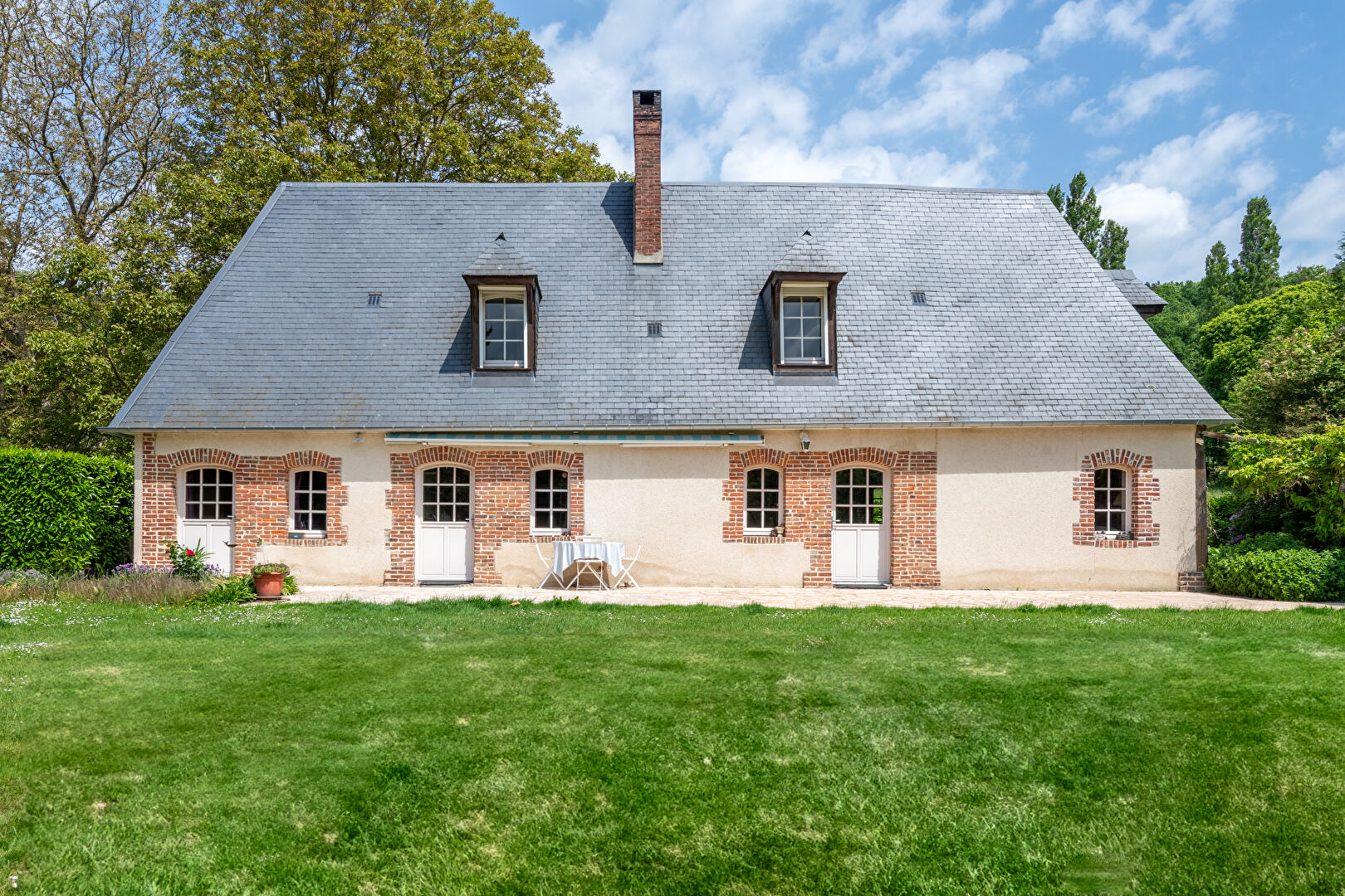 Normande de charme et ses dépendances dans l’un des plus beaux villages de France