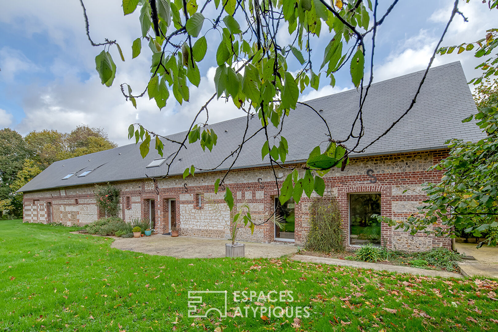 Former barn renovated from the end of the 19th century on one hectare of land