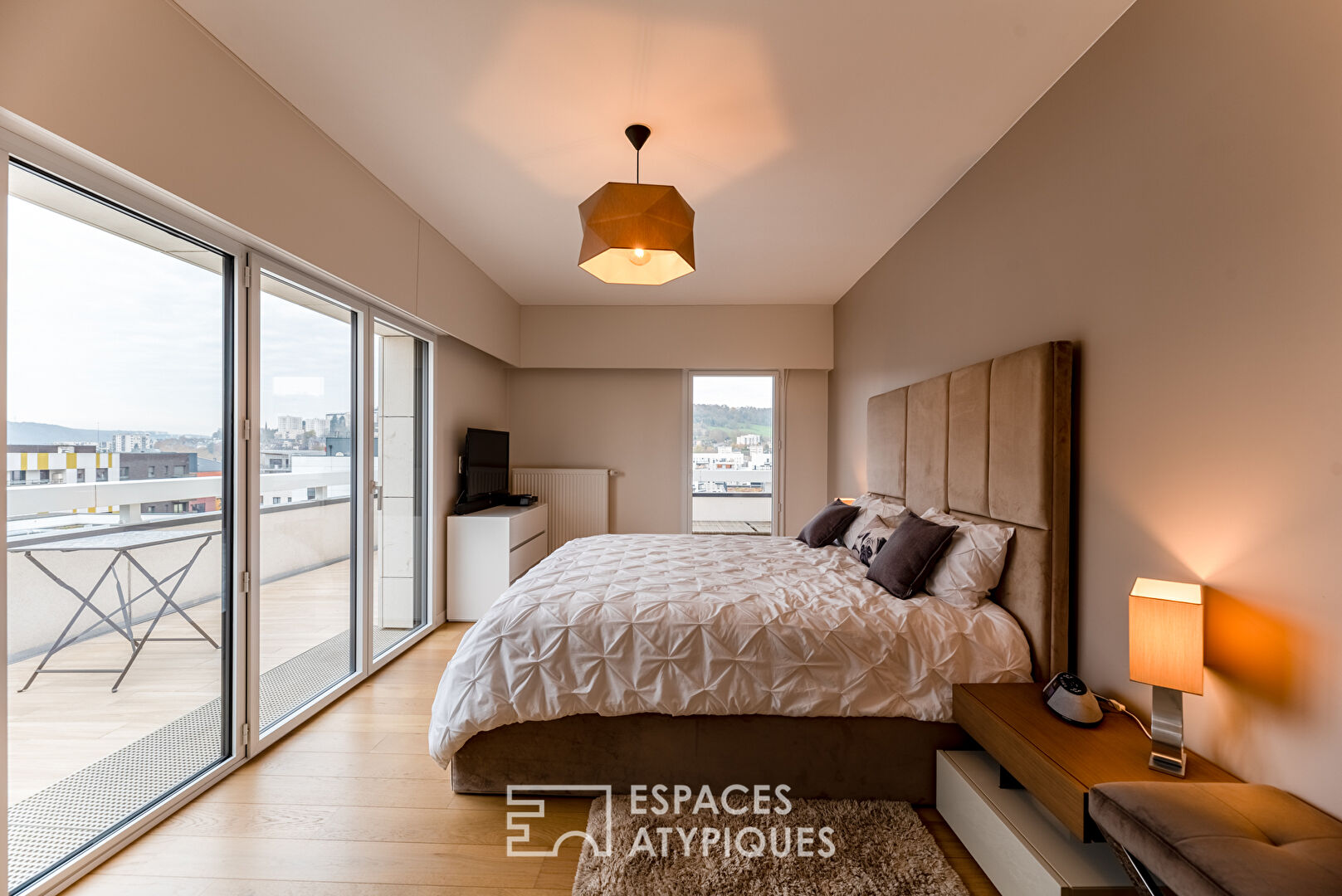 Contemporary apartment with panoramic view of the Seine