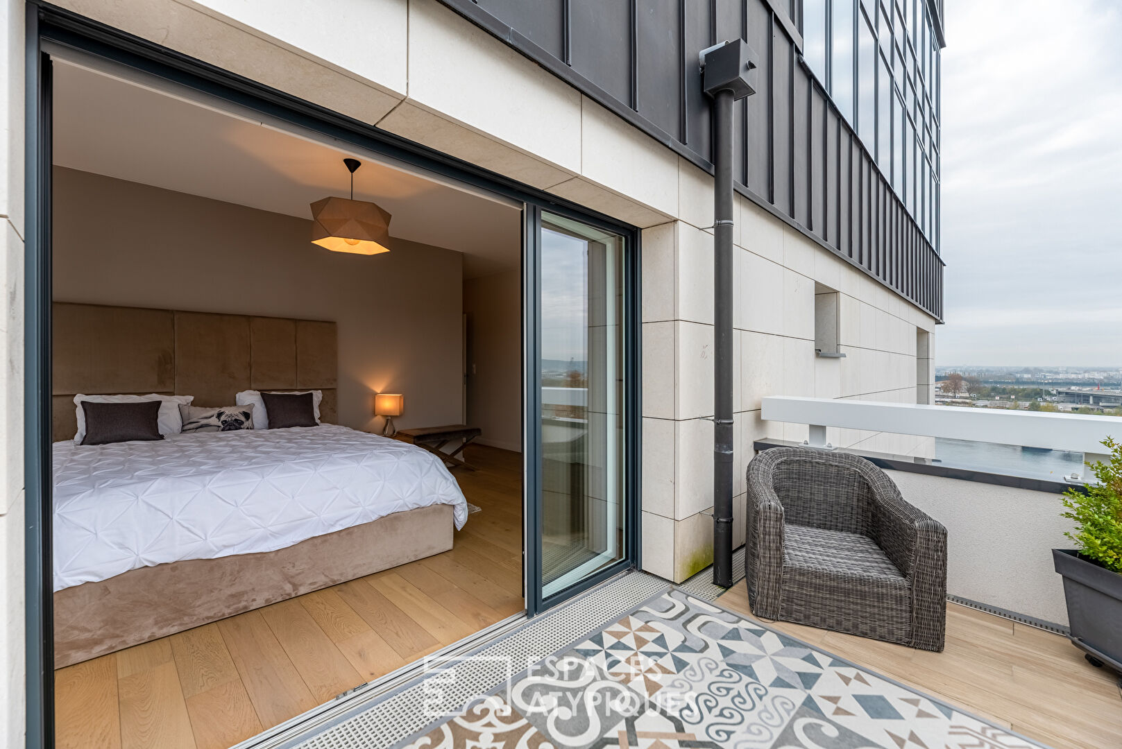 Contemporary apartment with panoramic view of the Seine