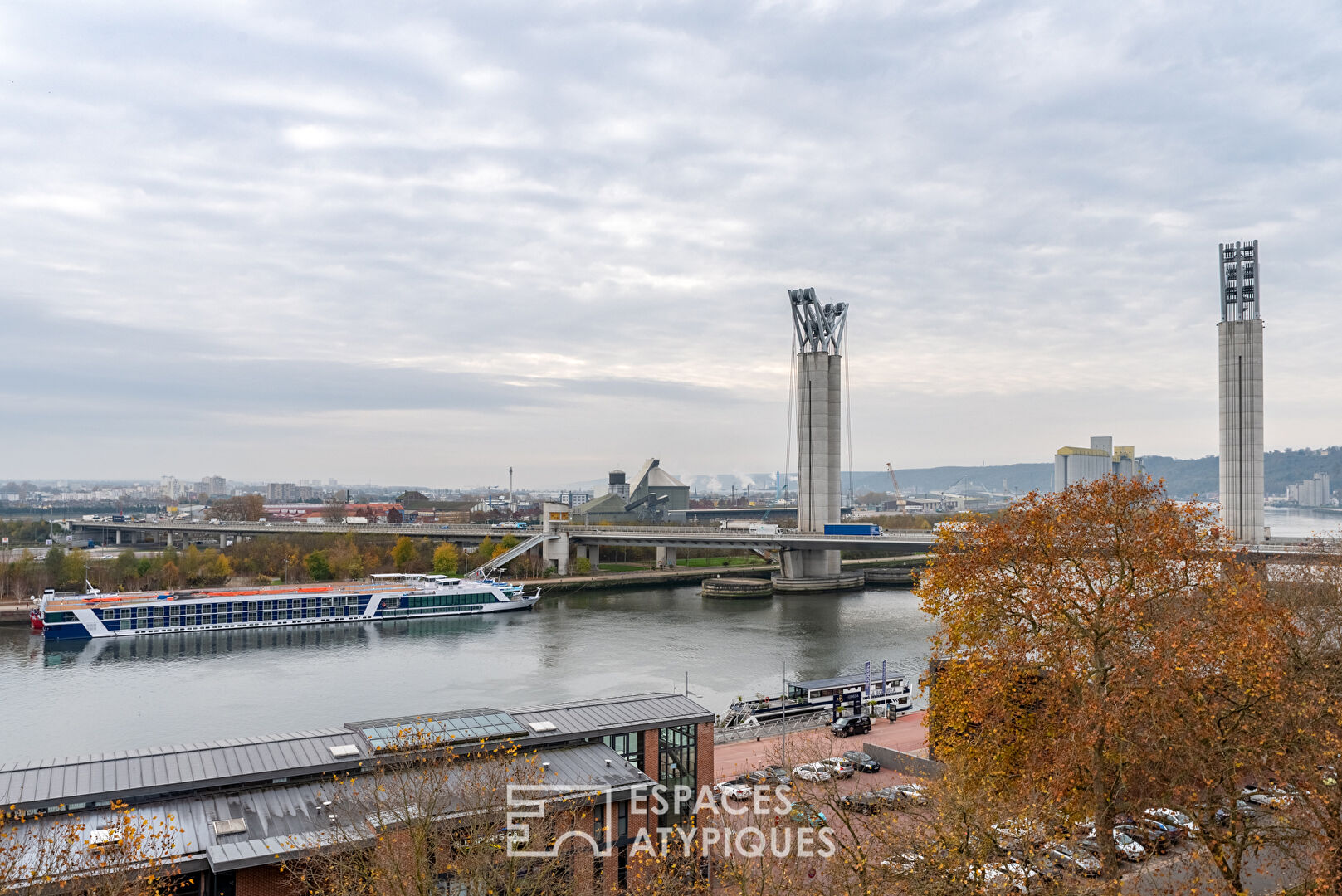 Contemporary apartment with panoramic view of the Seine