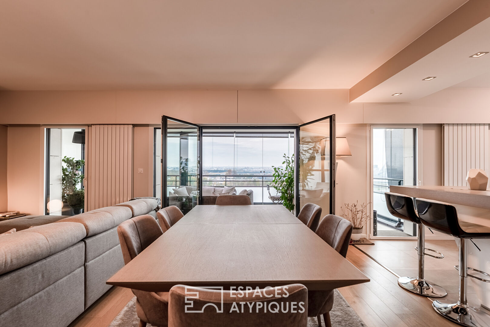 Contemporary apartment with panoramic view of the Seine