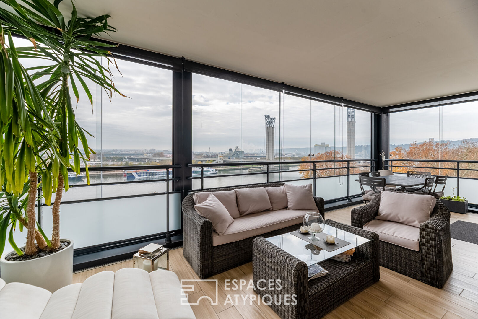 Contemporary apartment with panoramic view of the Seine