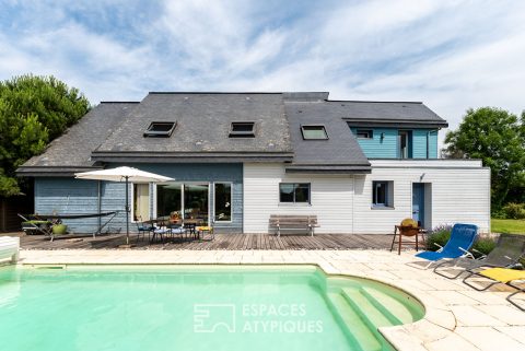 Maison québécoise en ossature bois avec piscine