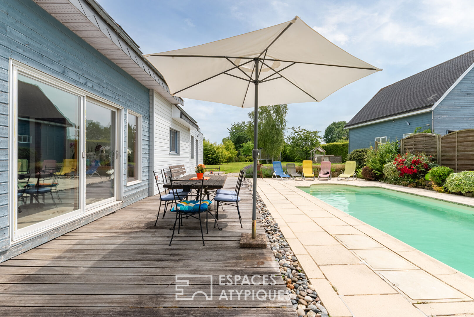 Maison québécoise en ossature bois avec piscine