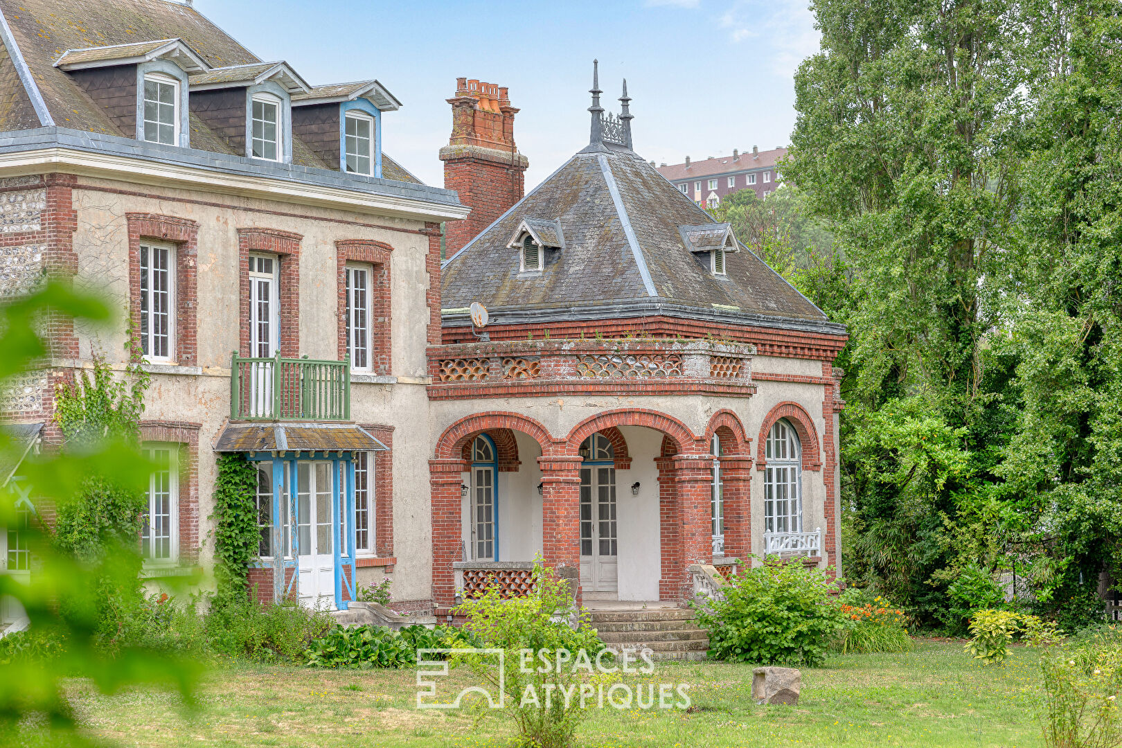 Seaside villa and its converted outbuildings near the marina