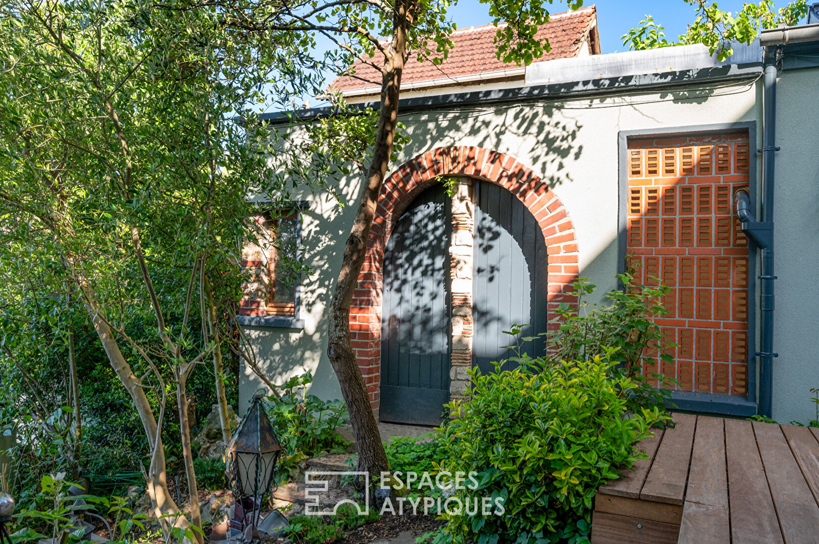 Renovated house with garage and garden in the Jouvenet district