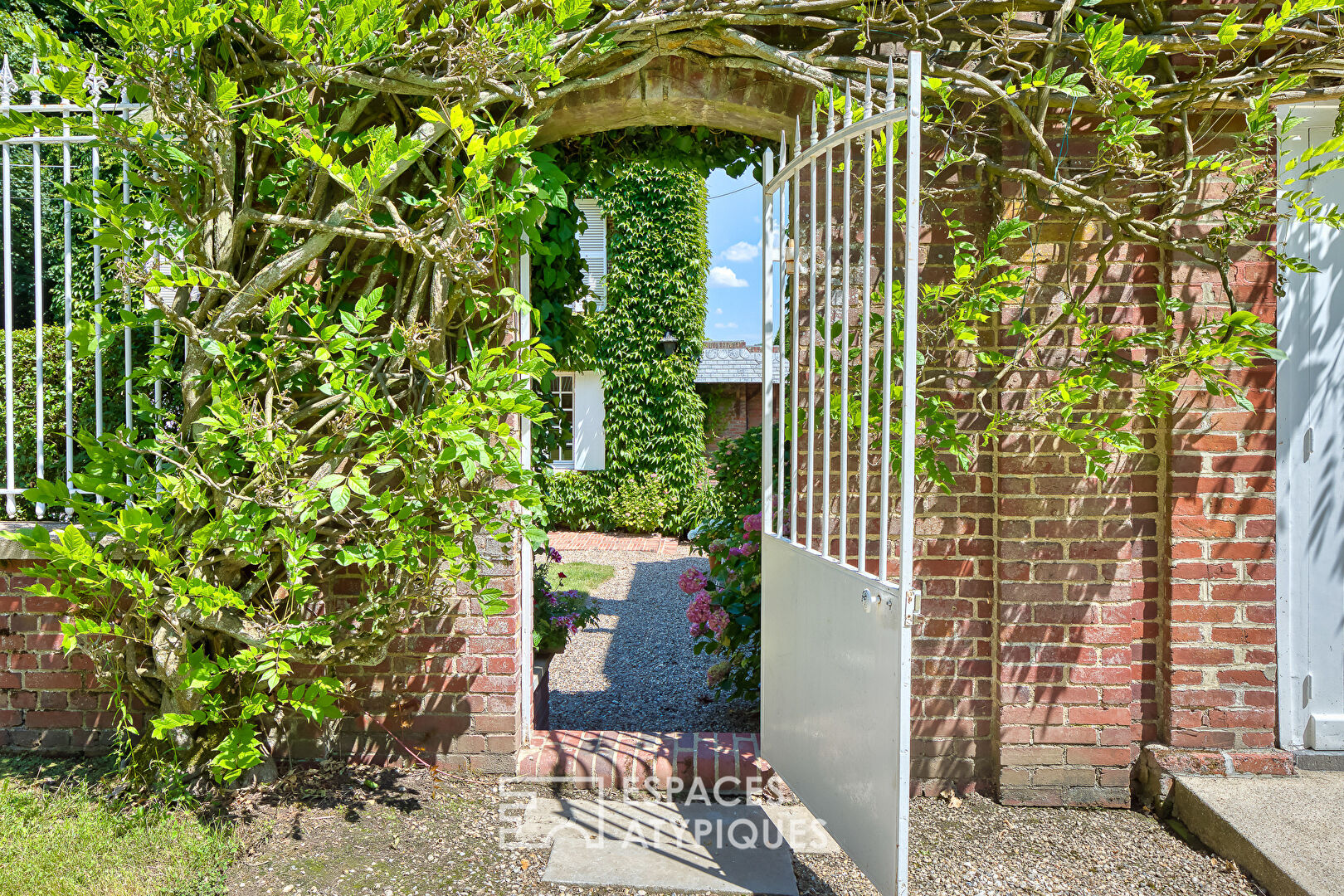 Maison de maître, élégance intemporelle, dépendances et jardin d’exception