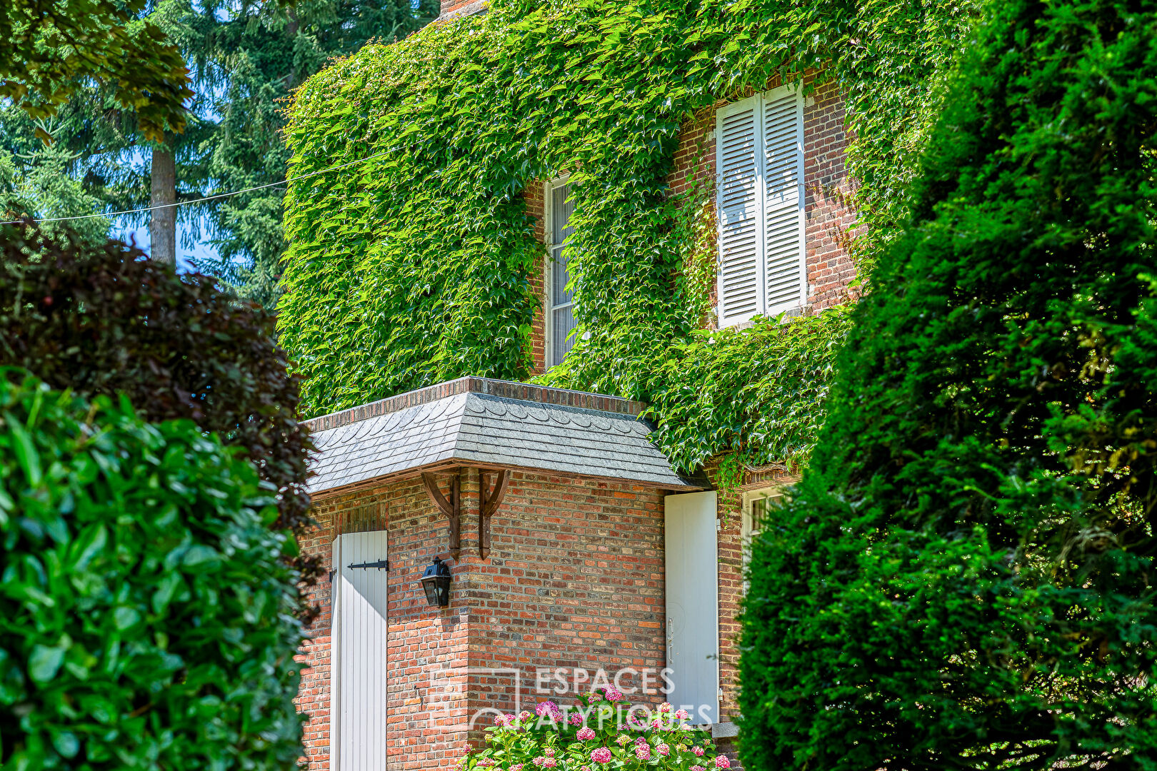 Maison de maître, élégance intemporelle, dépendances et jardin d’exception