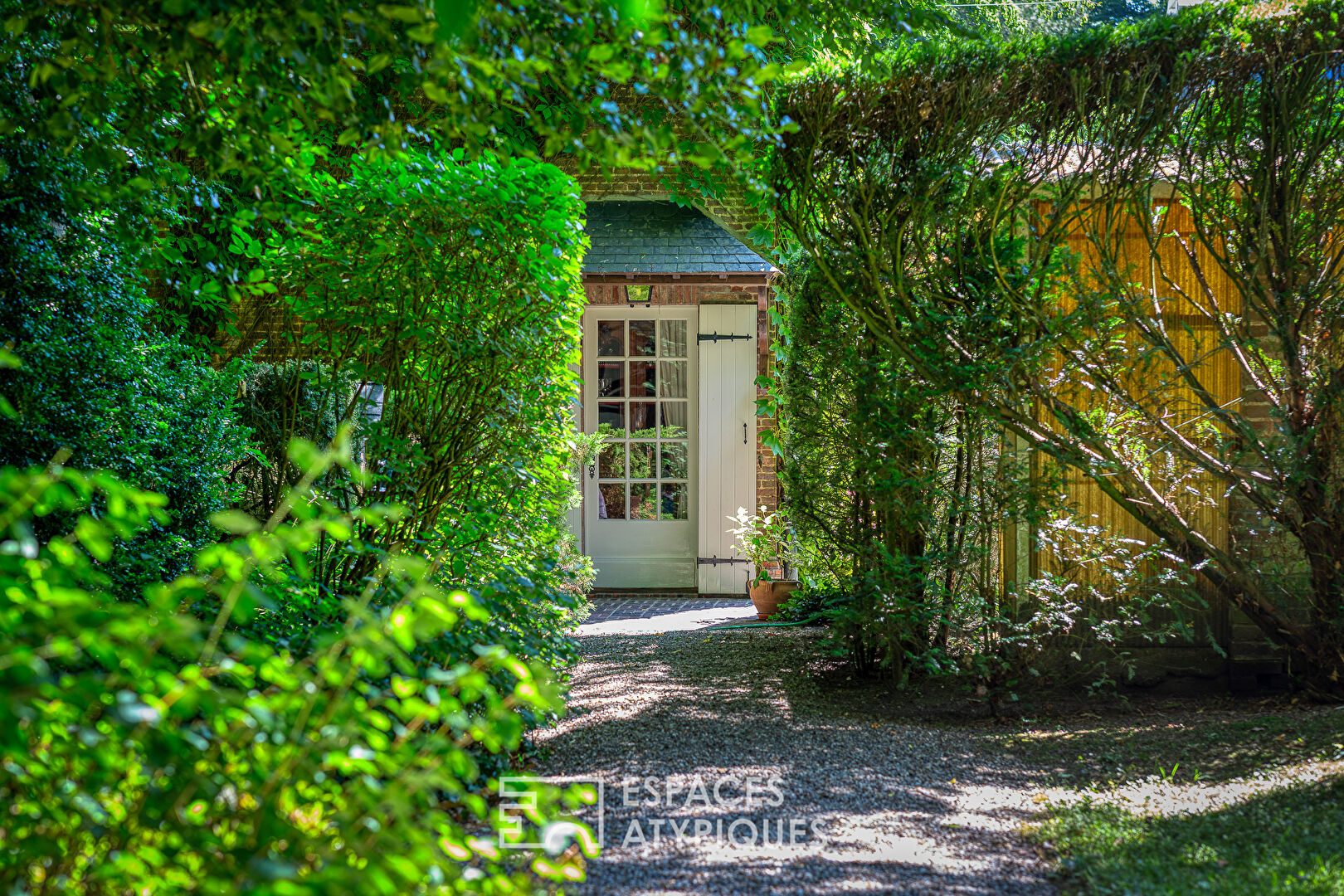 Maison de maître, élégance intemporelle, dépendances et jardin d’exception