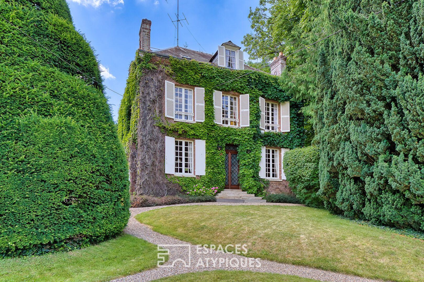 Maison de maître, élégance intemporelle, dépendances et jardin d’exception