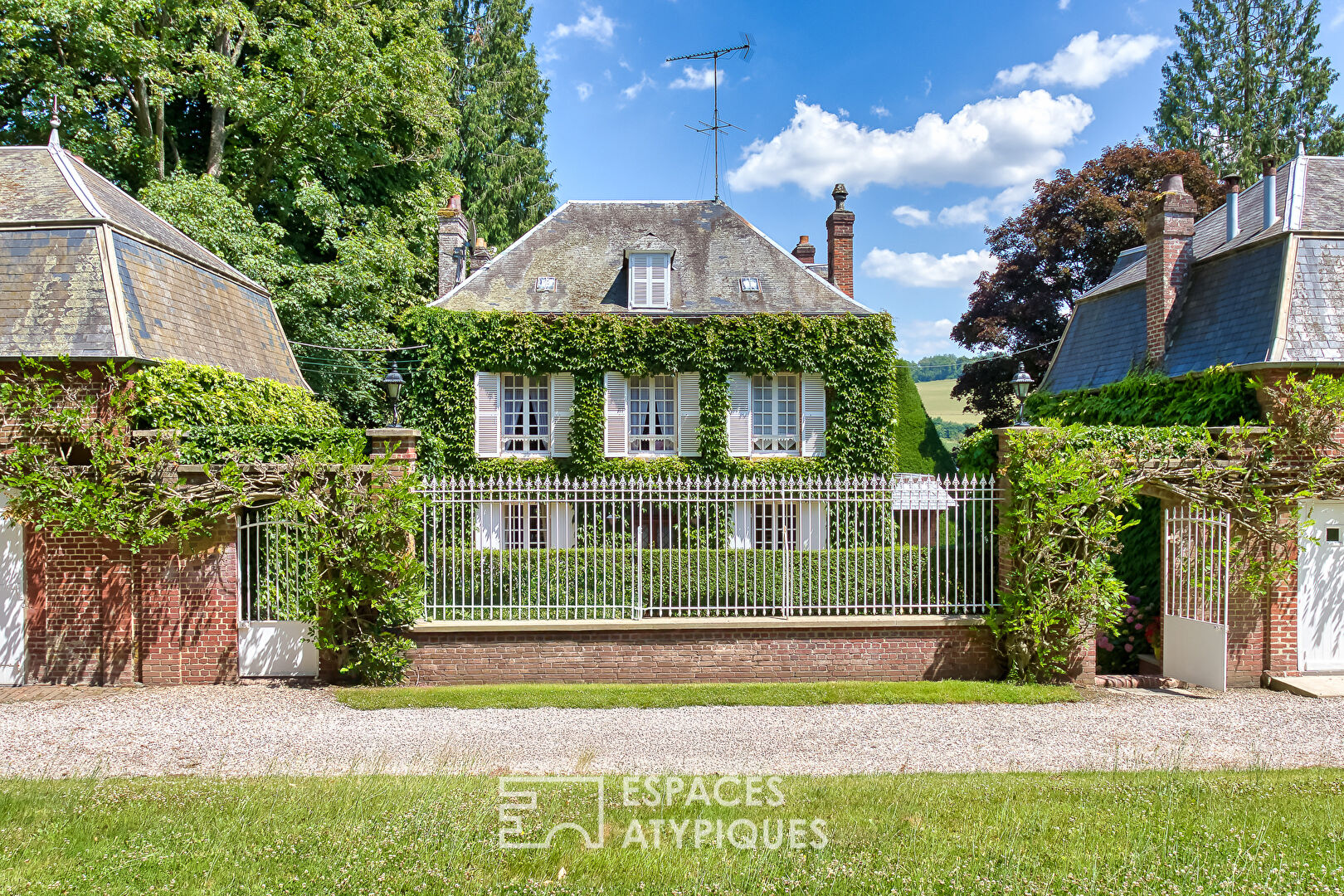 Maison de maître, élégance intemporelle, dépendances et jardin d’exception