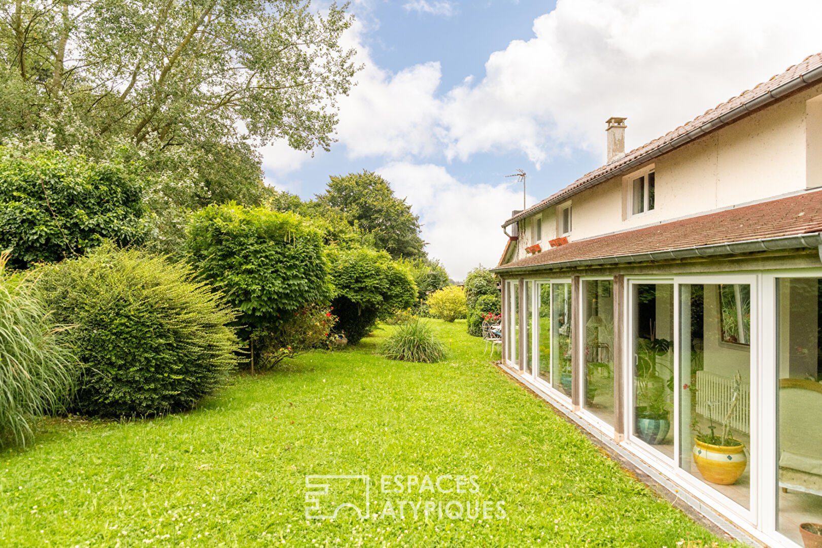 Maison familiale dans un environnement paisible