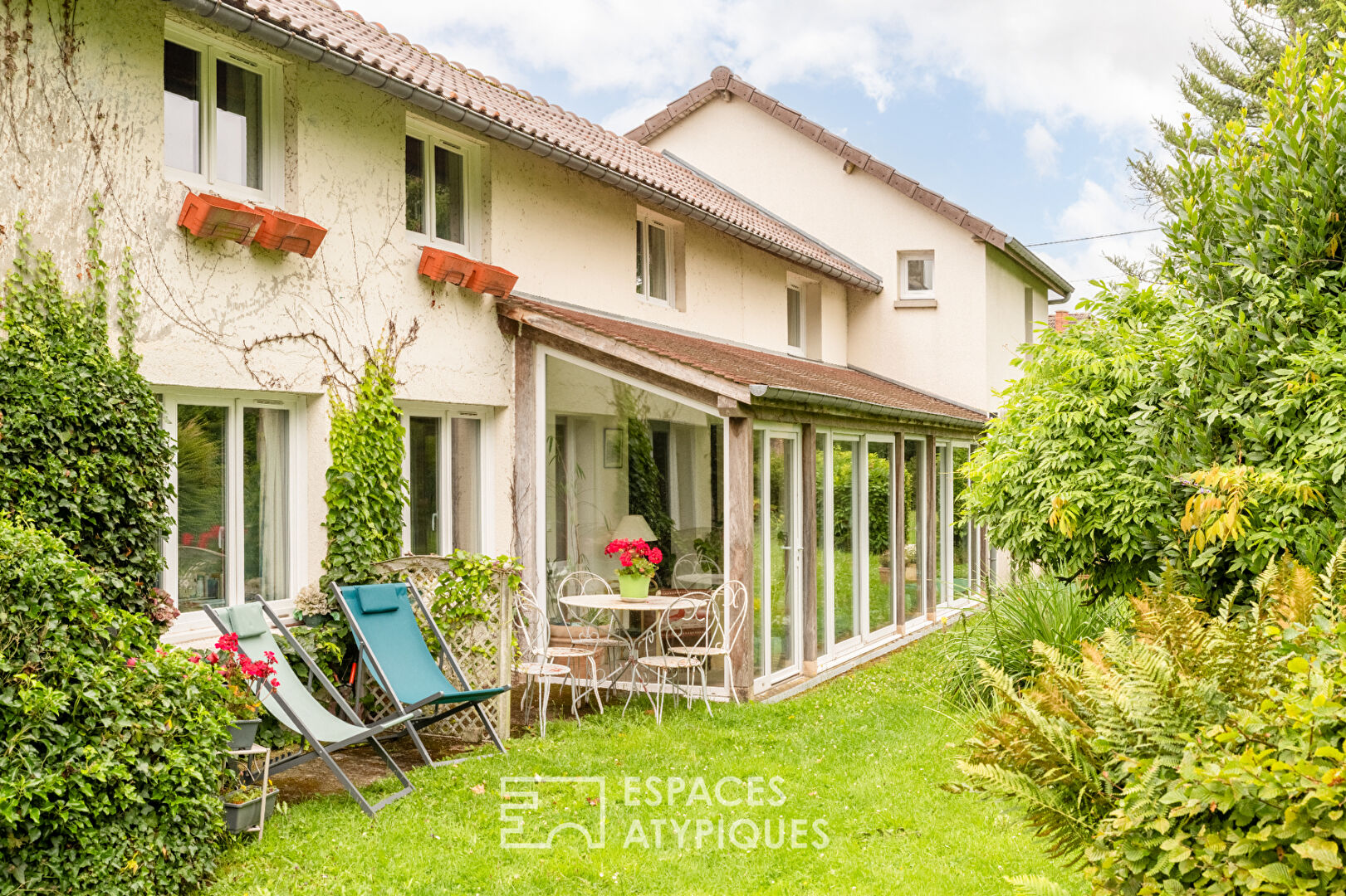 Maison familiale dans un environnement paisible