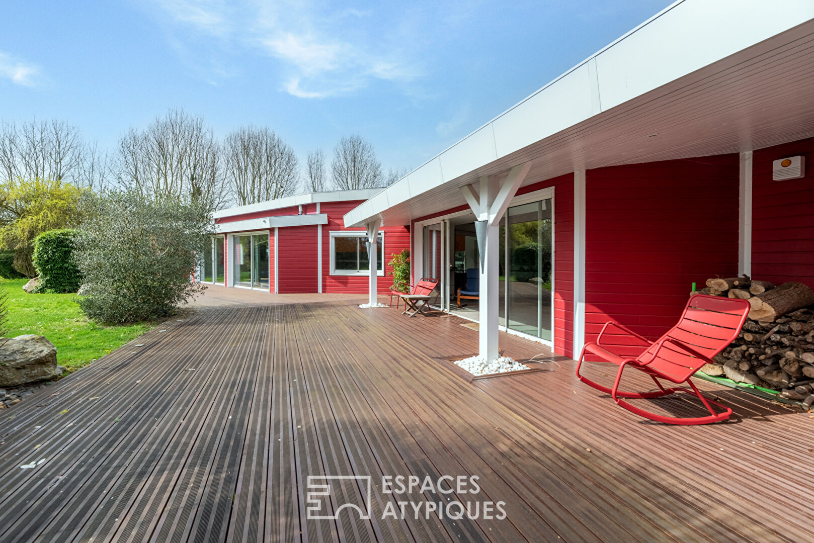 Maison d’architecte avec piscine intérieure sur terrain paysagé