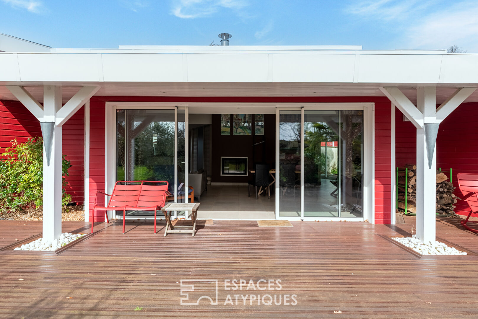 Maison d’architecte avec piscine intérieure sur terrain paysagé