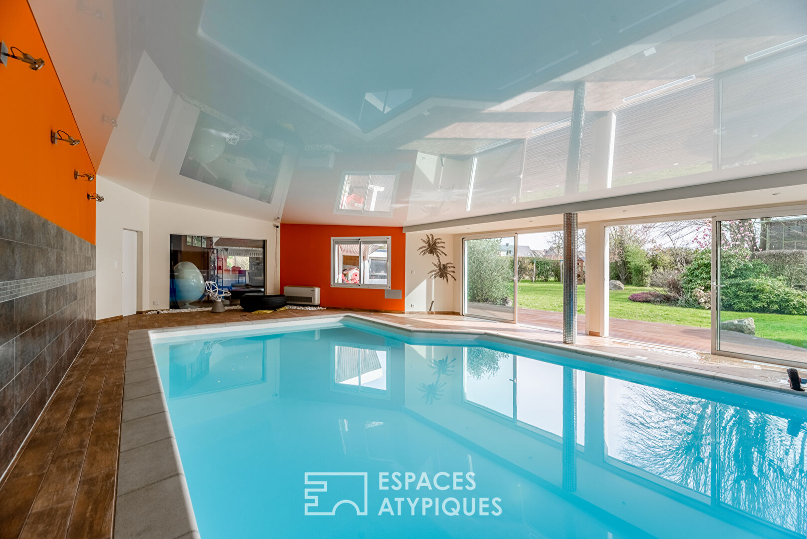 Maison d’architecte avec piscine intérieure sur terrain paysagé