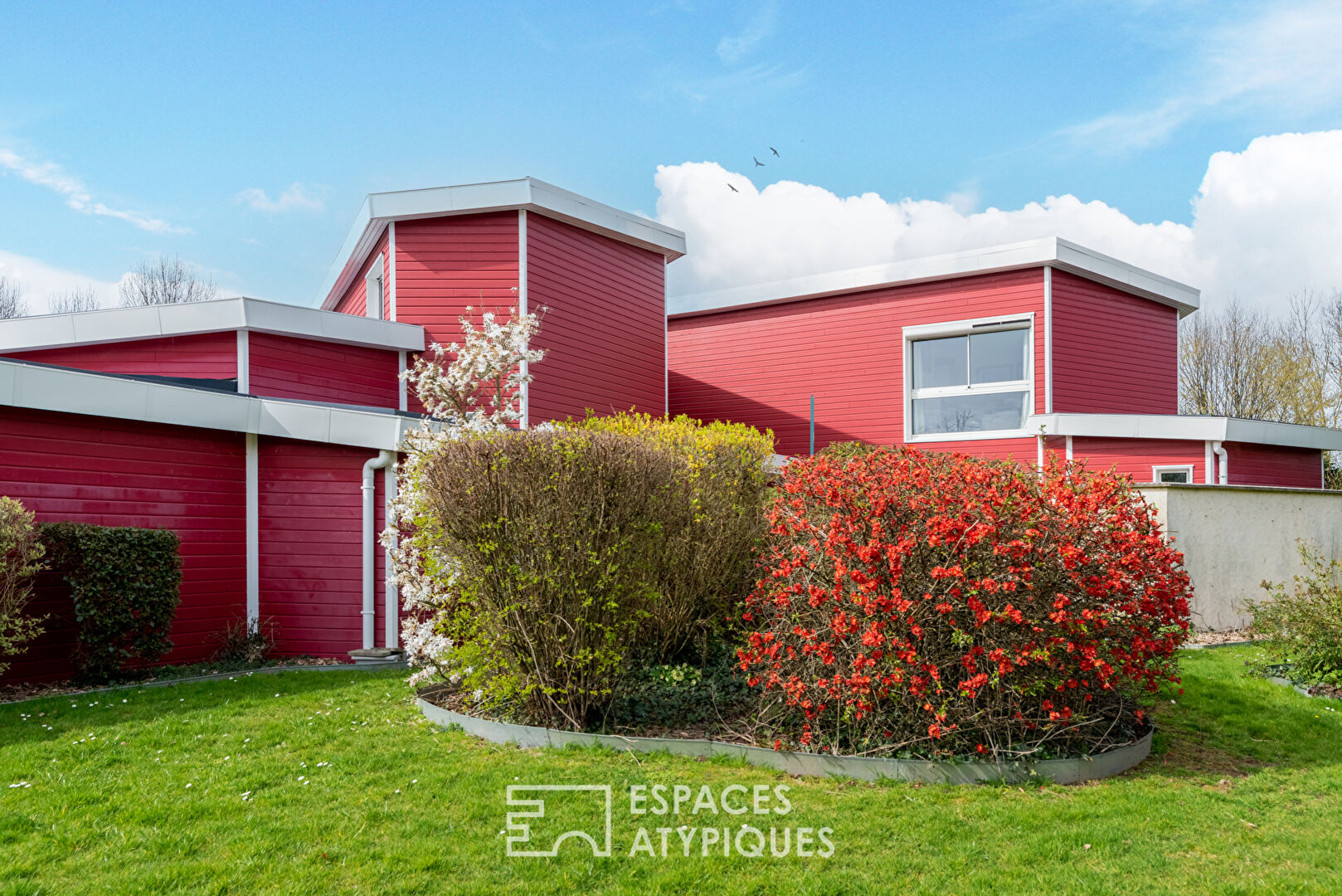 Maison d’architecte avec piscine intérieure sur terrain paysagé