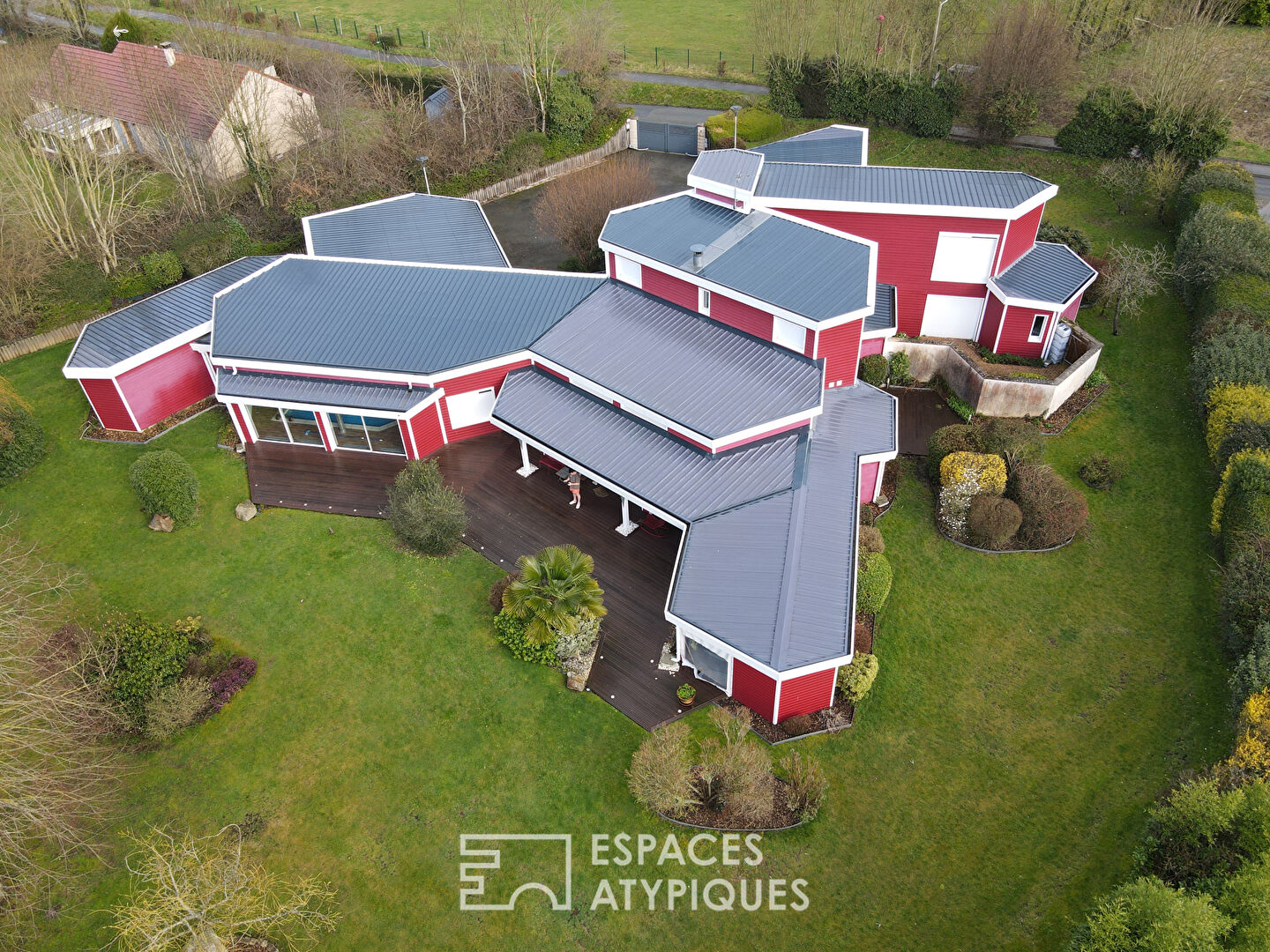 Maison d’architecte avec piscine intérieure sur terrain paysagé