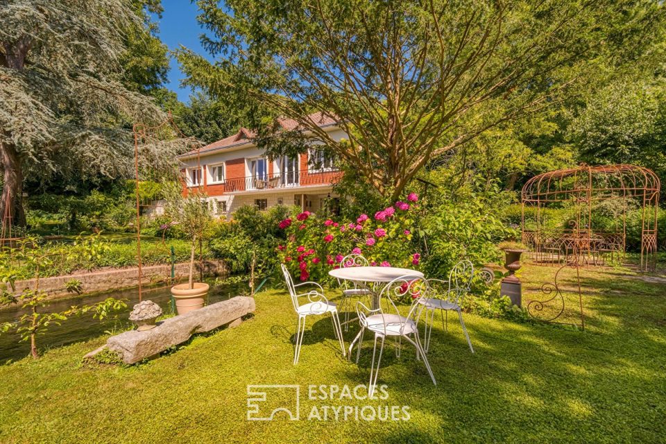 Maison des sixties rénovée, avec rivière, source et chutes d'eau privatives