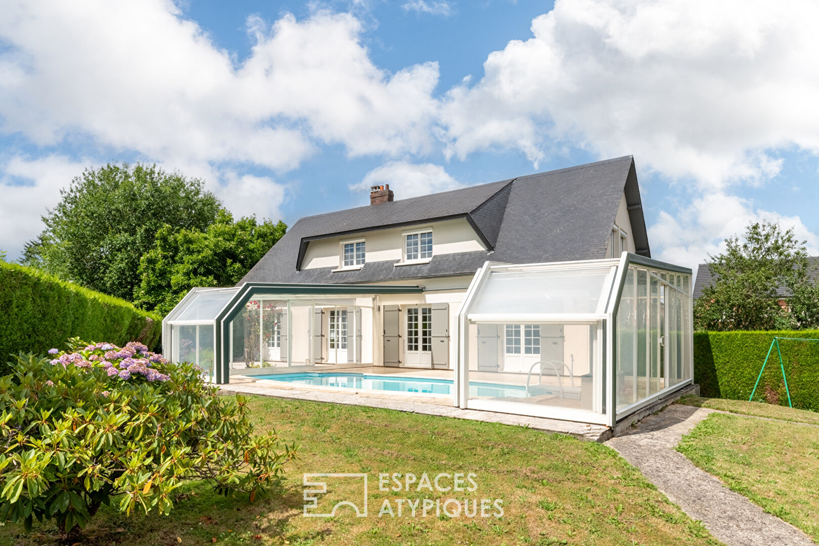Spacious family home of 192 m² with swimming pool