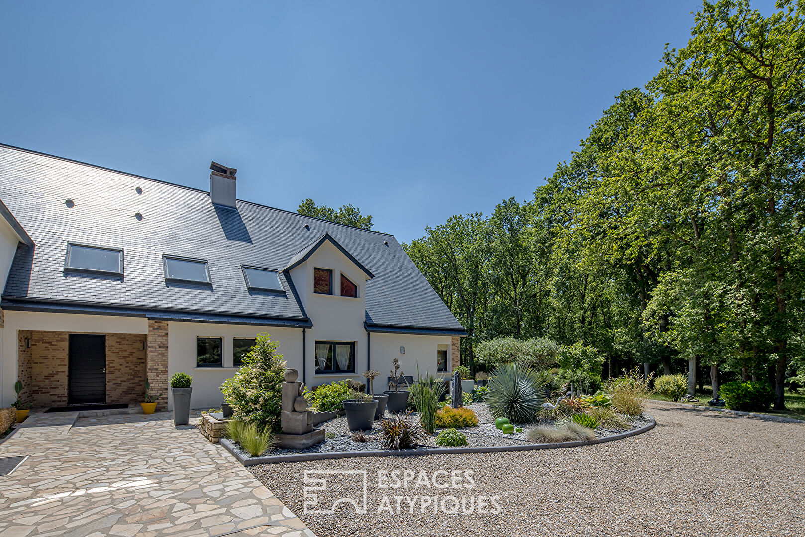 Contemporary manor house with swimming pool, paddocks and outbuilding on beautiful landscaped grounds of 3 hectares