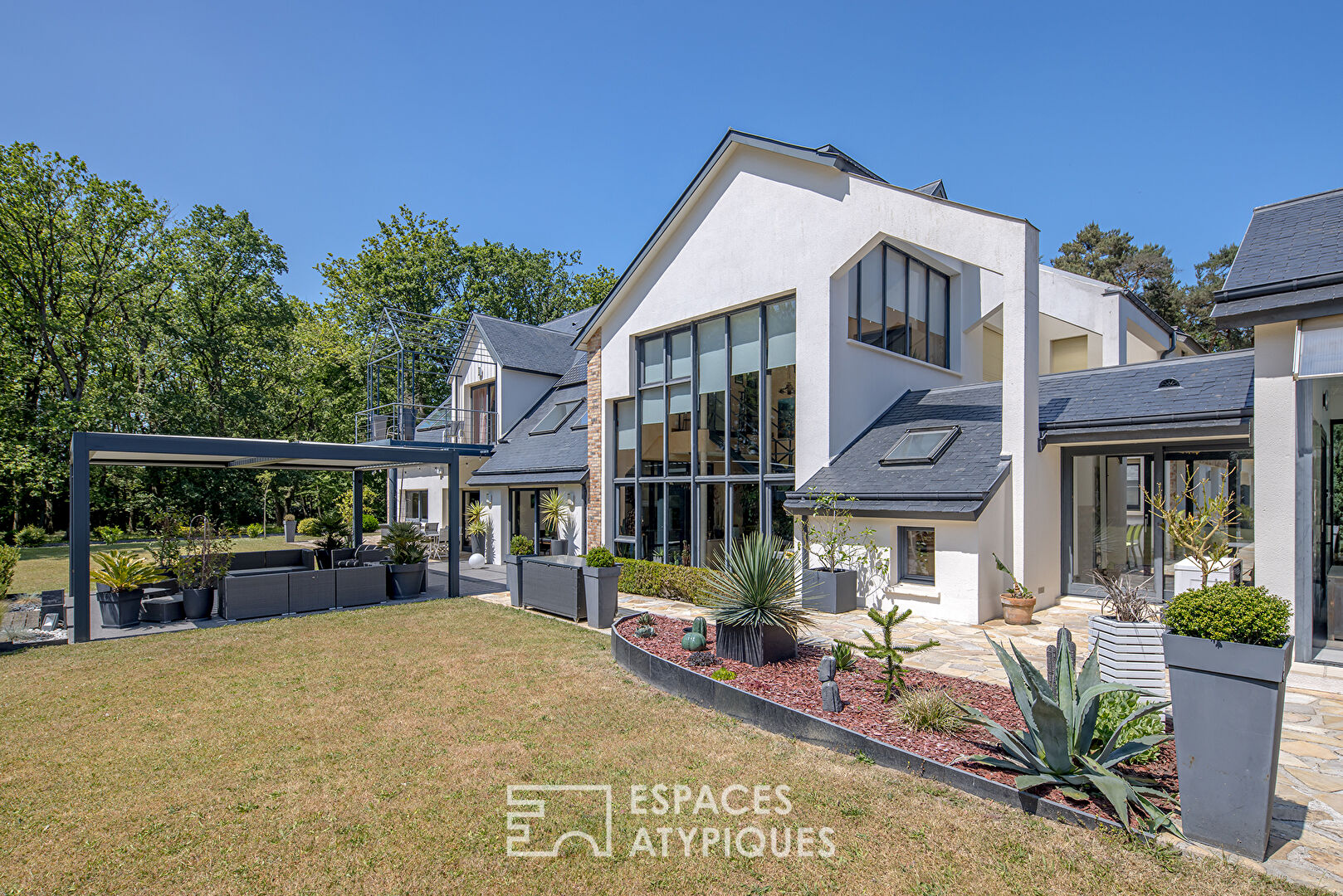 Manoir d’architecte d’exception avec piscine et paddocks dans un parc de 3 hectares