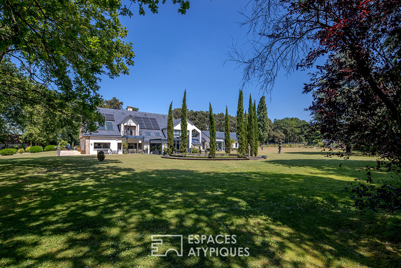 Contemporary manor house with swimming pool, paddocks and outbuilding on beautiful landscaped grounds of 3 hectares