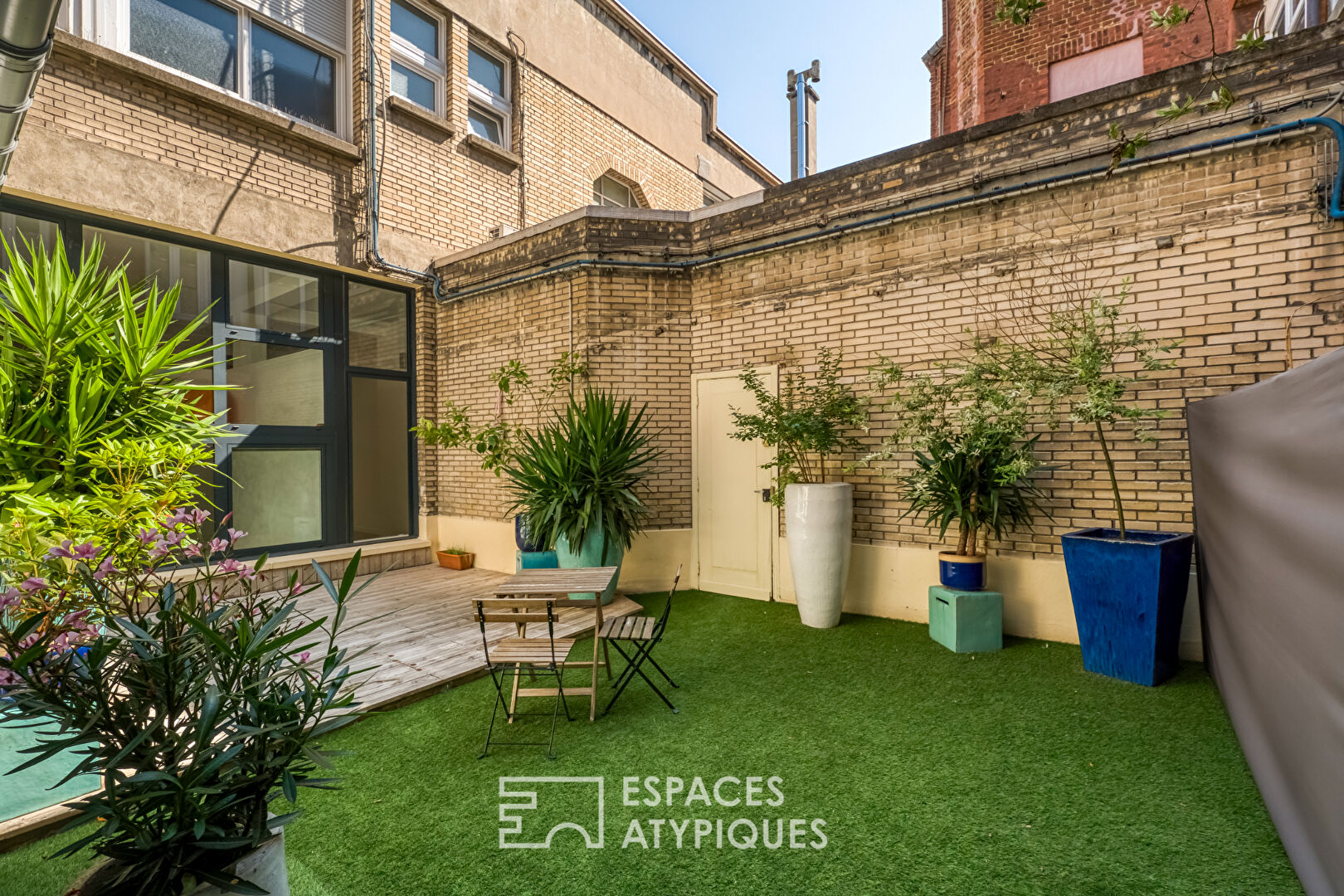 Loft-style apartment in the city center with terrace