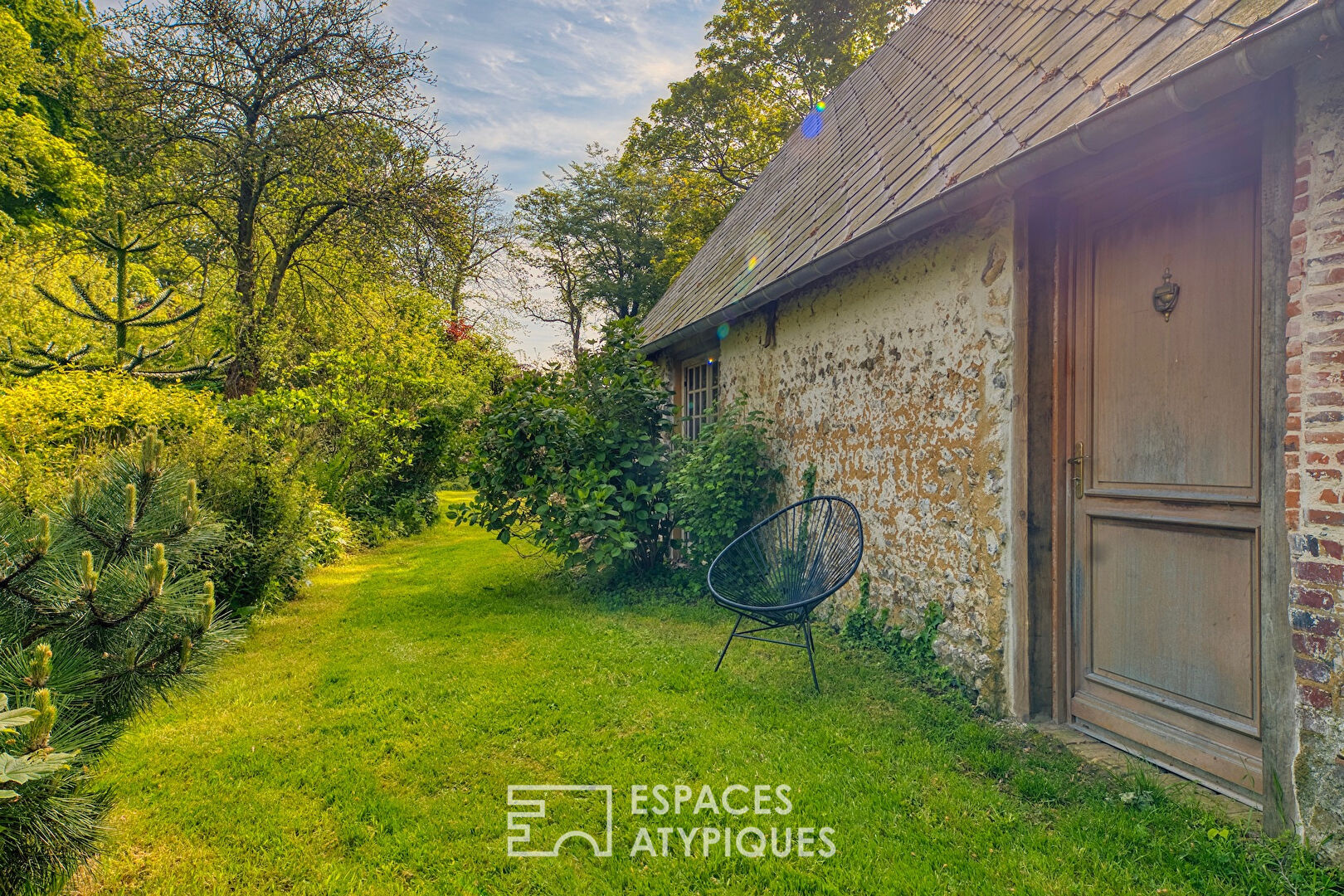 Clos masure with its revisited farmhouse near the coast