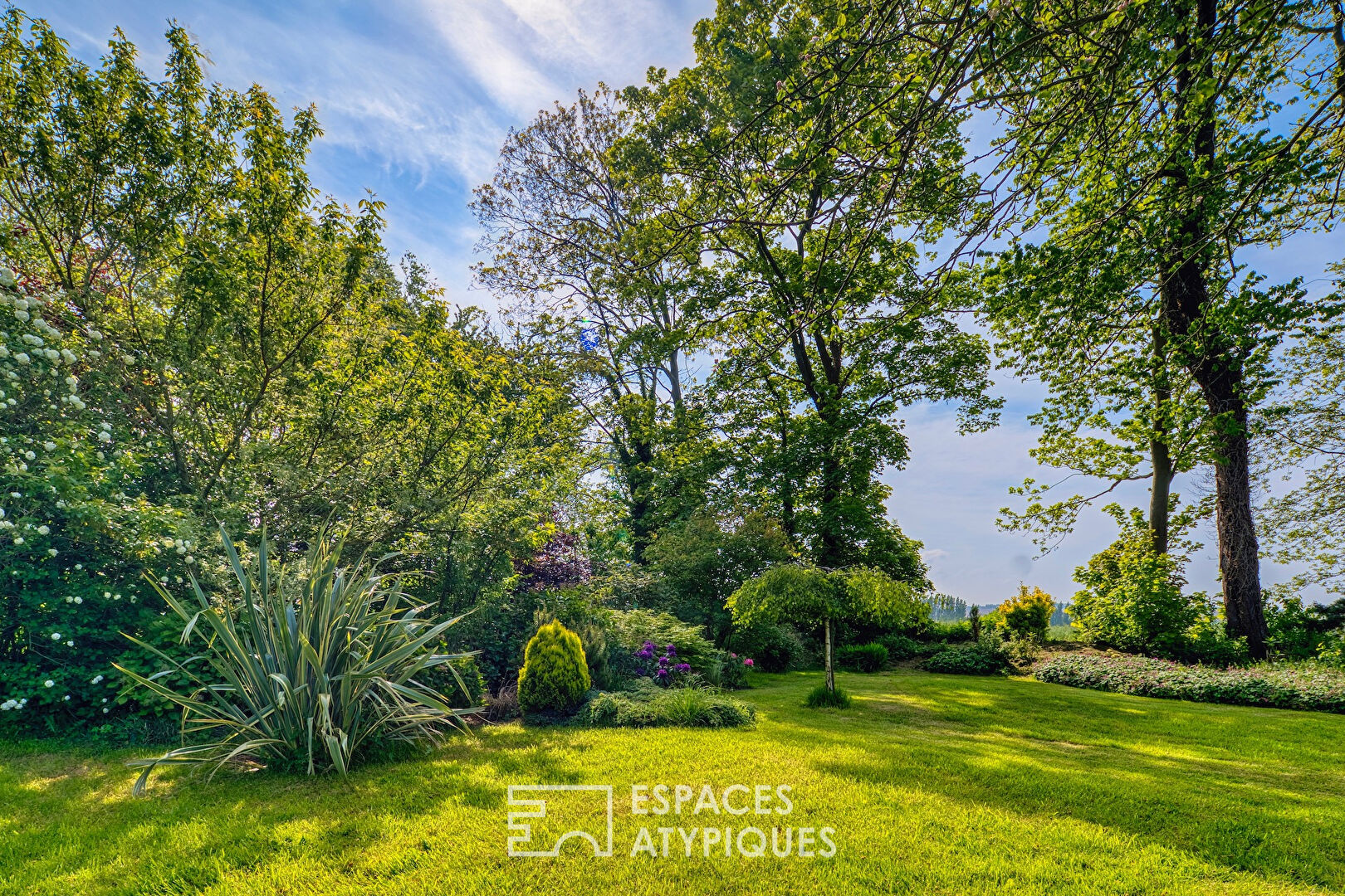 Clos masure avec sa longère revisitée à proximité de la côte