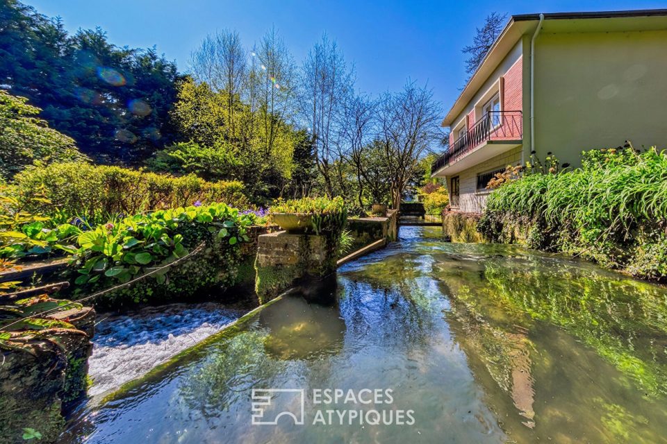 Maison des sixties sur un ancien site d'un moulin à eau et de ses cascades