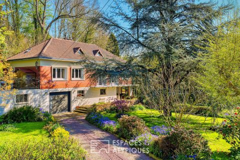 Maison des sixties sur un ancien site d’un moulin à eau et de ses cascades